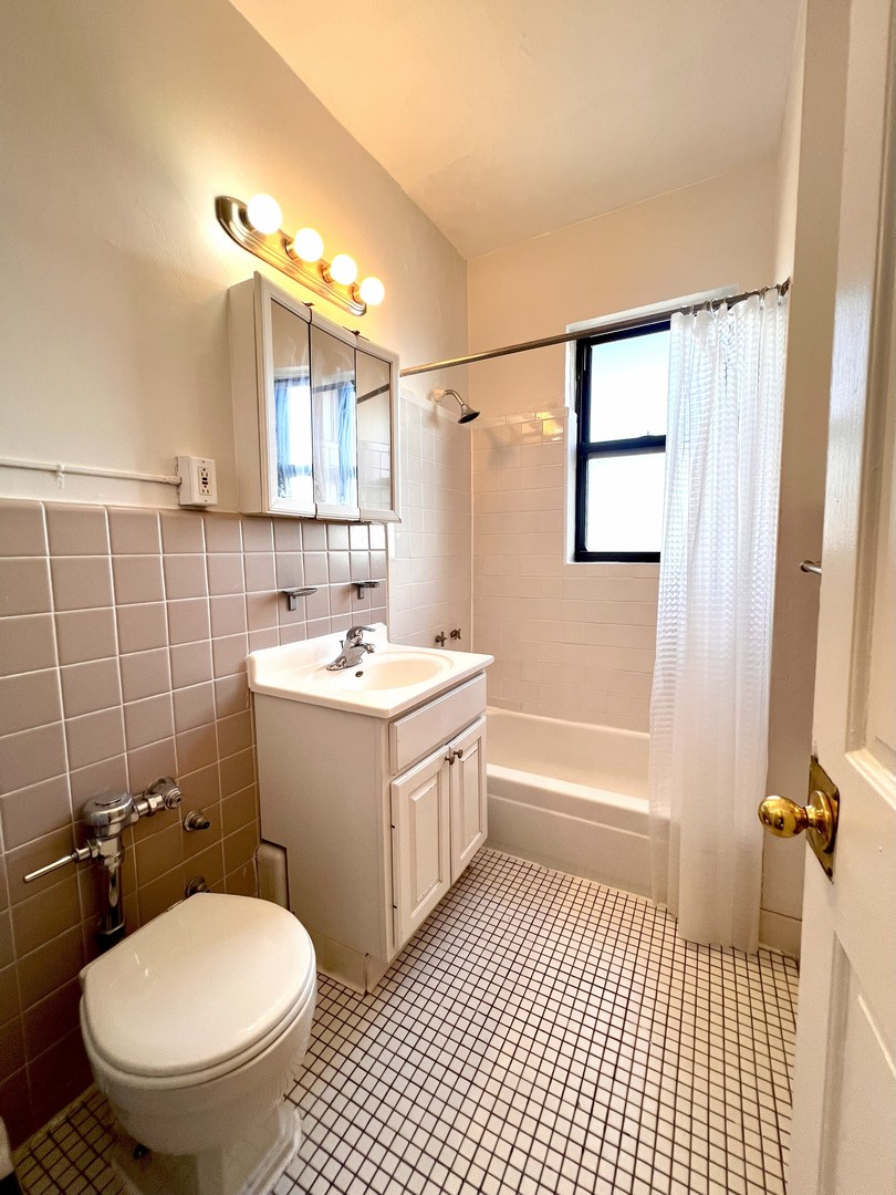 6230 N Kenmore Avenue Unit: 1604