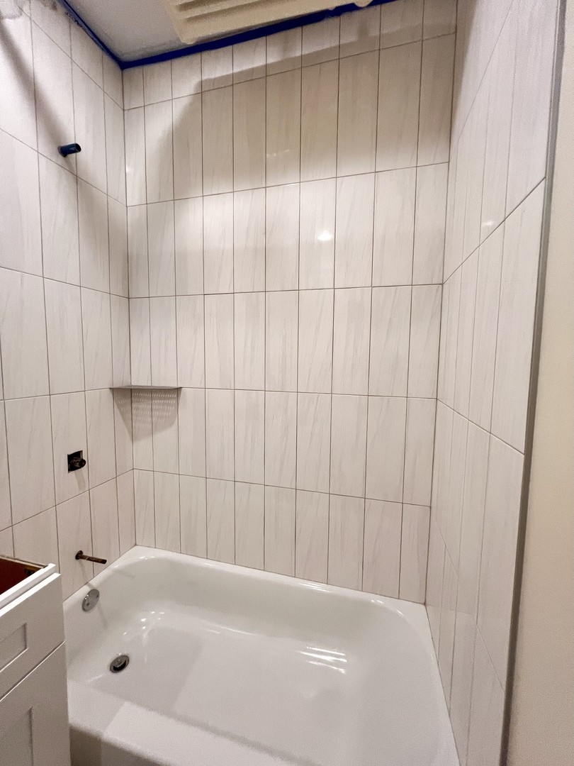 3927 N Pine Grove Avenue Unit: BW