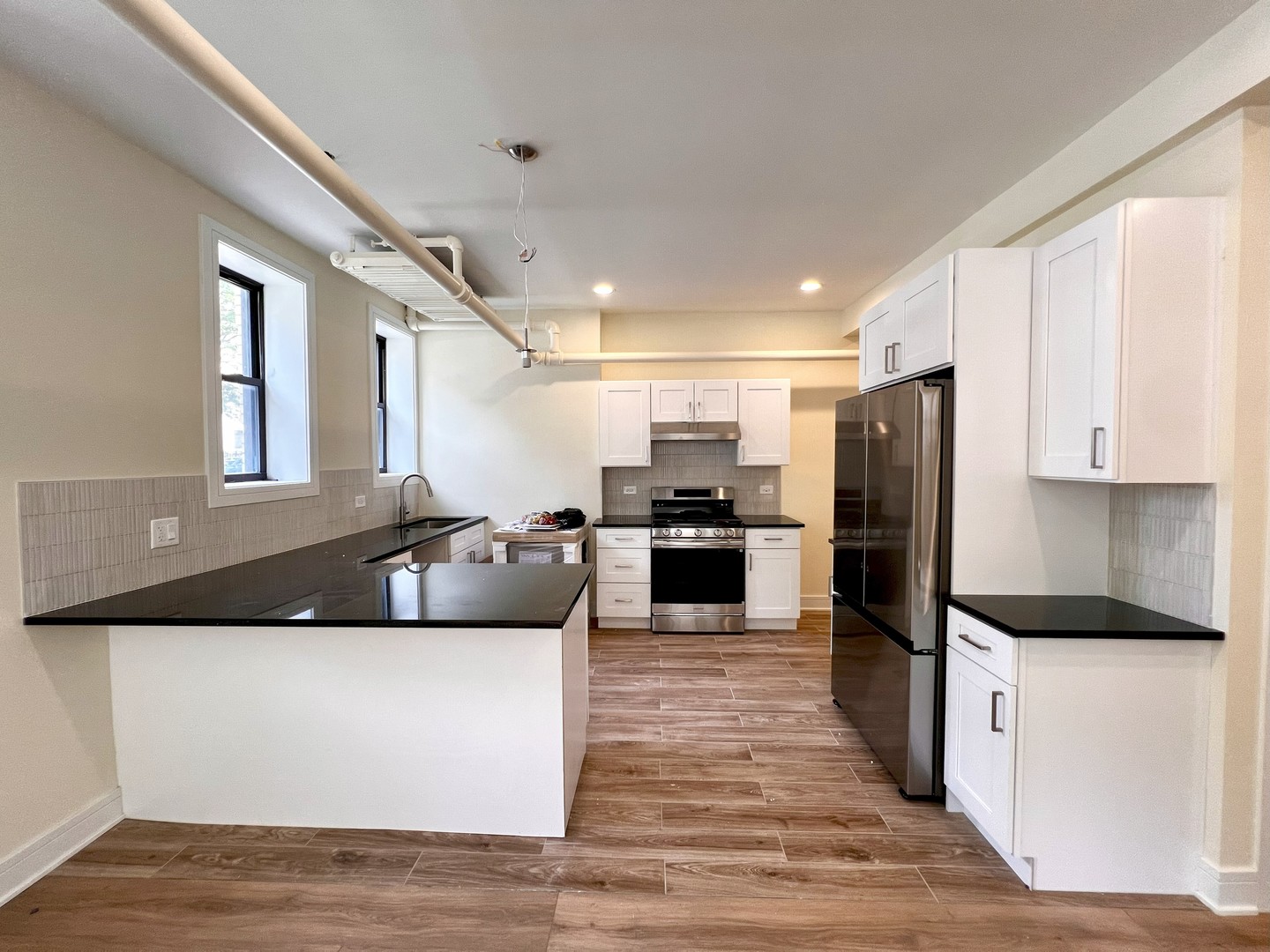 3927 N Pine Grove Avenue Unit: BW
