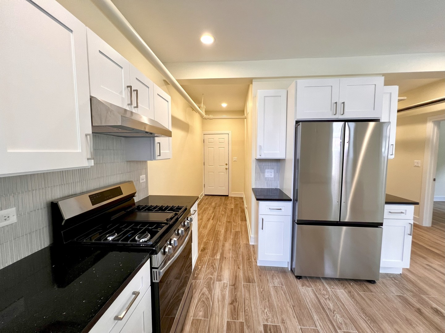 3927 N Pine Grove Avenue Unit: BW
