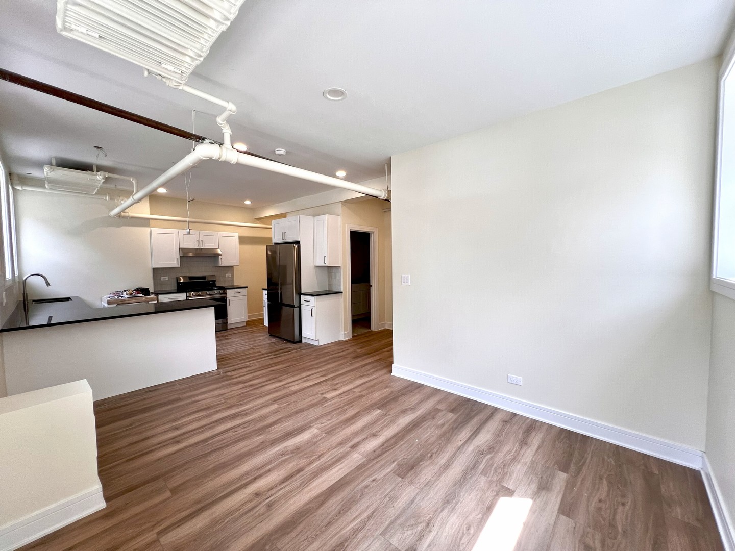 3927 N Pine Grove Avenue Unit: BW
