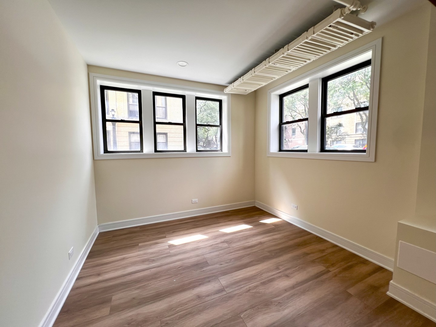 3927 N Pine Grove Avenue Unit: BW