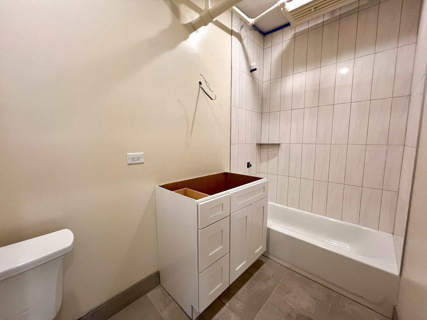3927 N Pine Grove Avenue Unit: BW