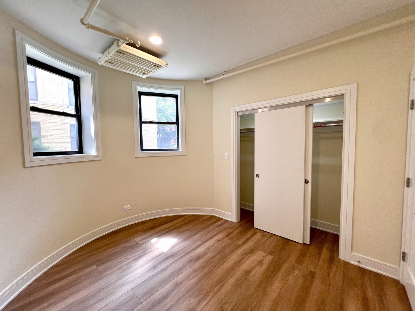 3927 N Pine Grove Avenue Unit: BW