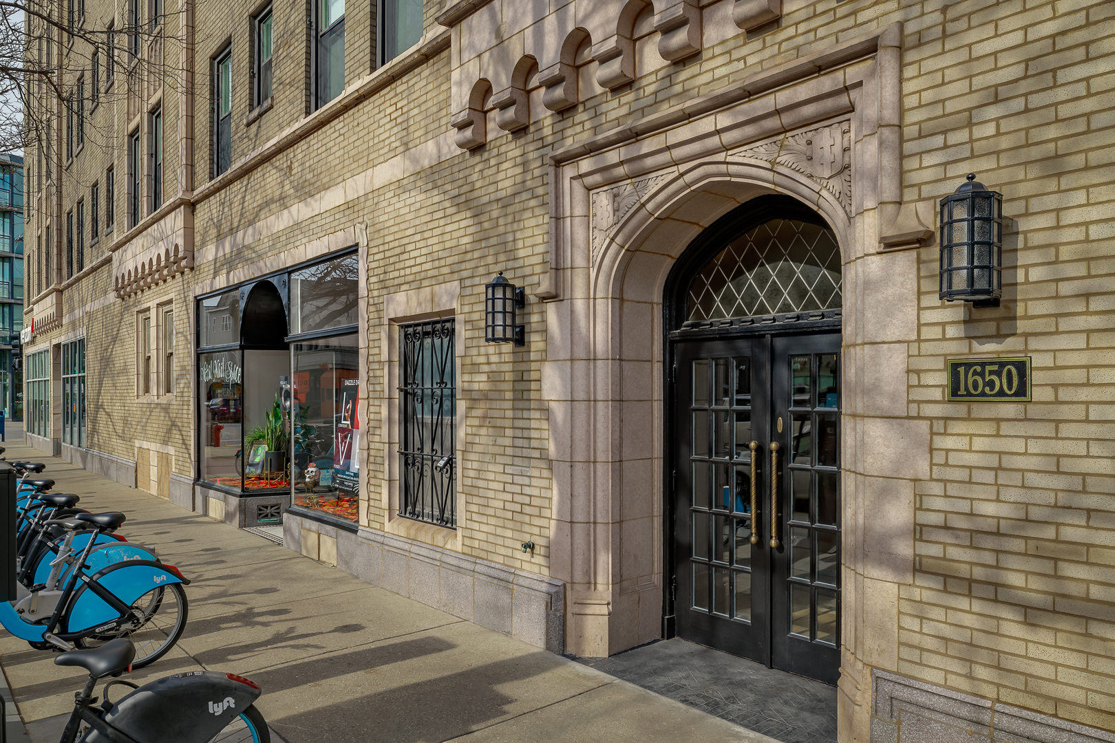 1650 W Roscoe Street Unit: 203