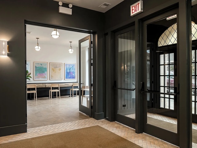 1650 W Roscoe Street Unit: 203