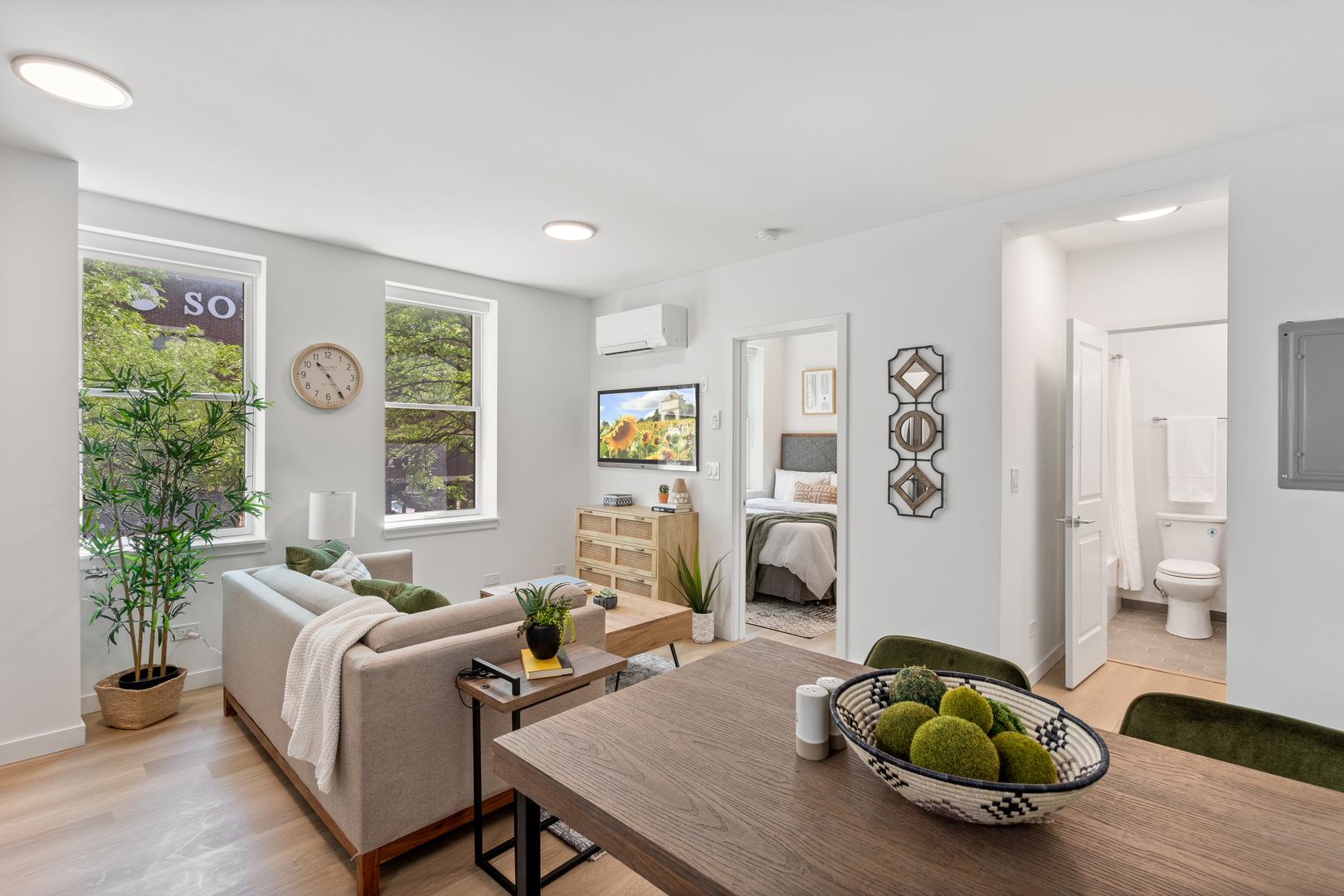 1650 W Roscoe Street Unit: 203