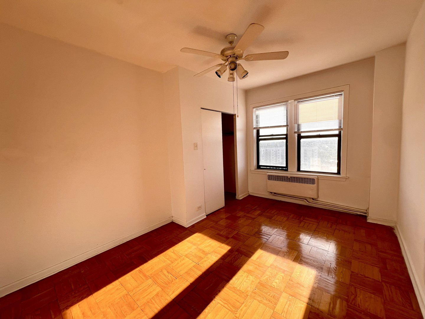 6230 N Kenmore Avenue Unit: 1607