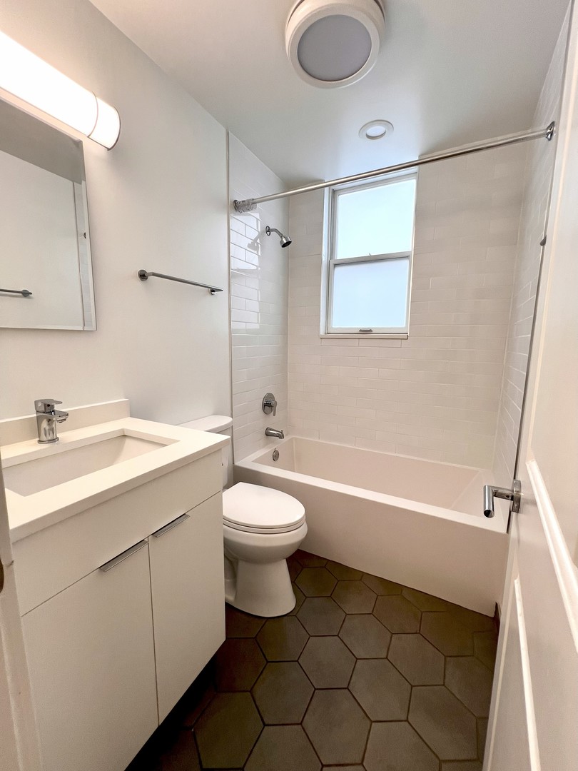 1650 W Roscoe Street Unit: 508