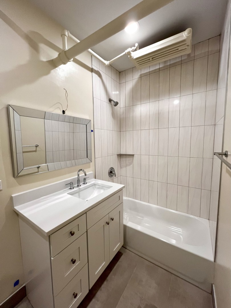 3927 N Pine Grove Avenue Unit: BW