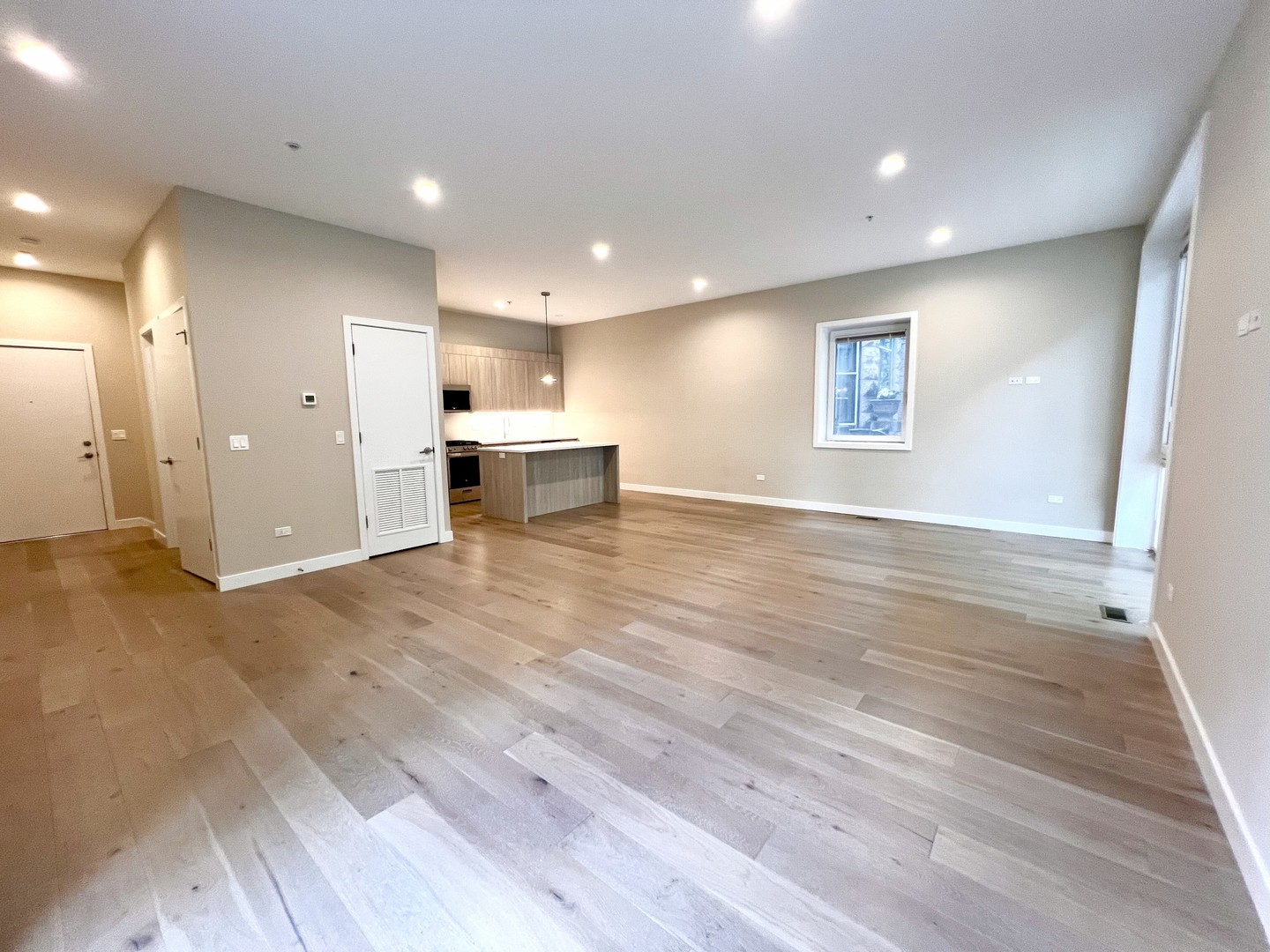 3763 N Sheffield Avenue Unit: 111