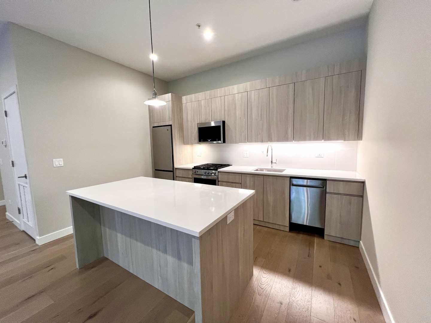 3763 N Sheffield Avenue Unit: 111
