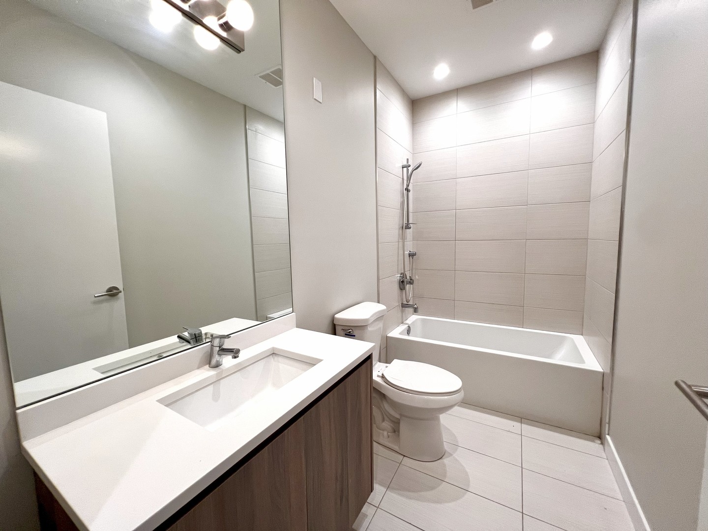 3763 N Sheffield Avenue Unit: 111