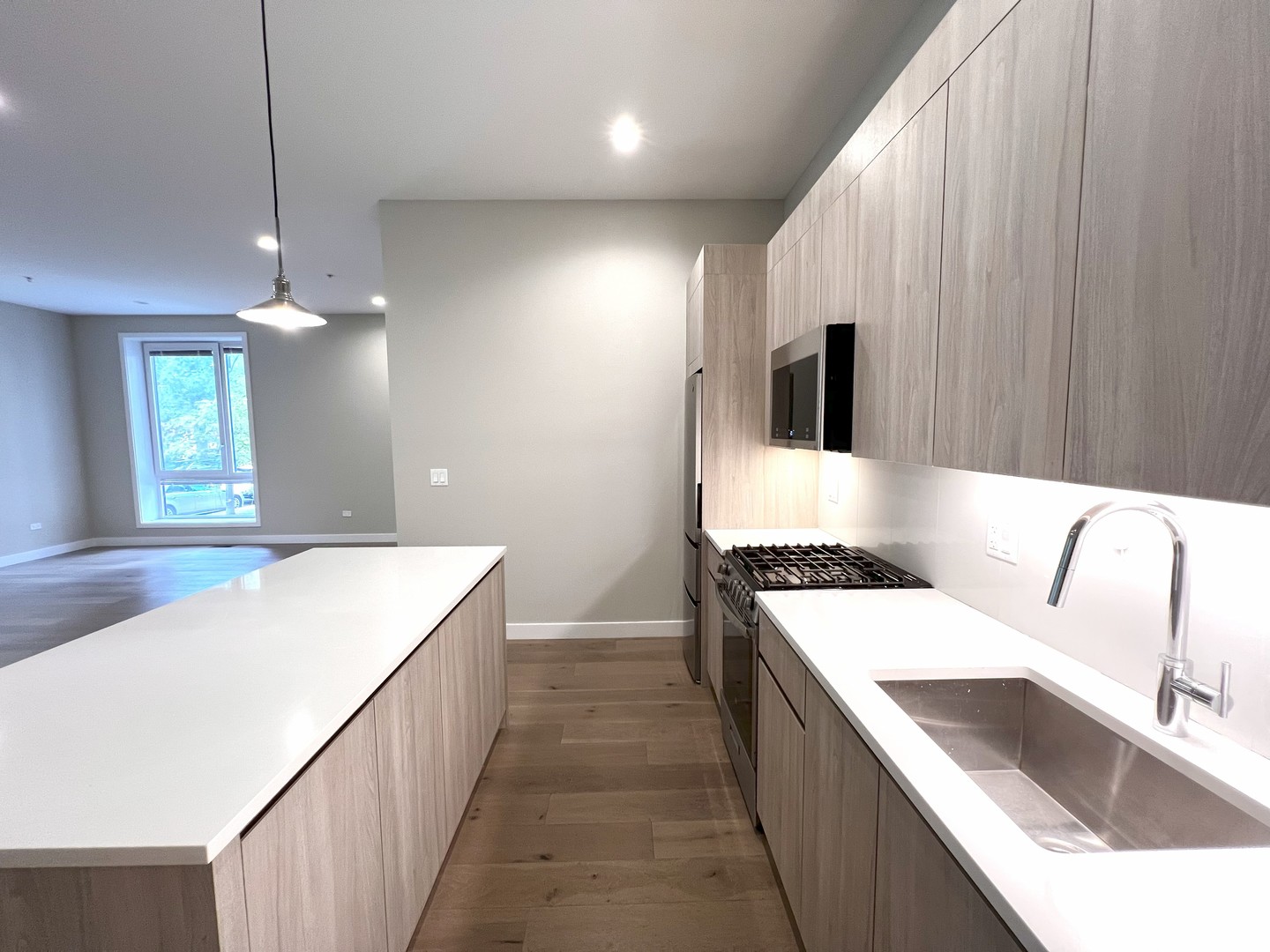 3763 N Sheffield Avenue Unit: 111