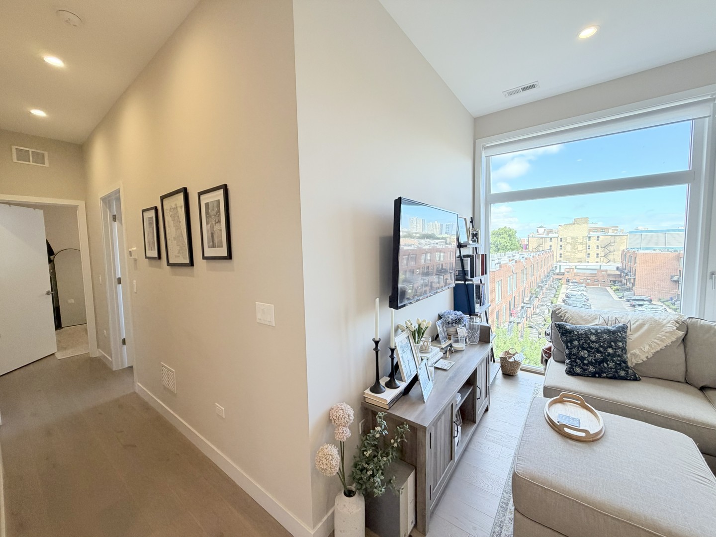3757 N Sheffield Avenue Unit: 402
