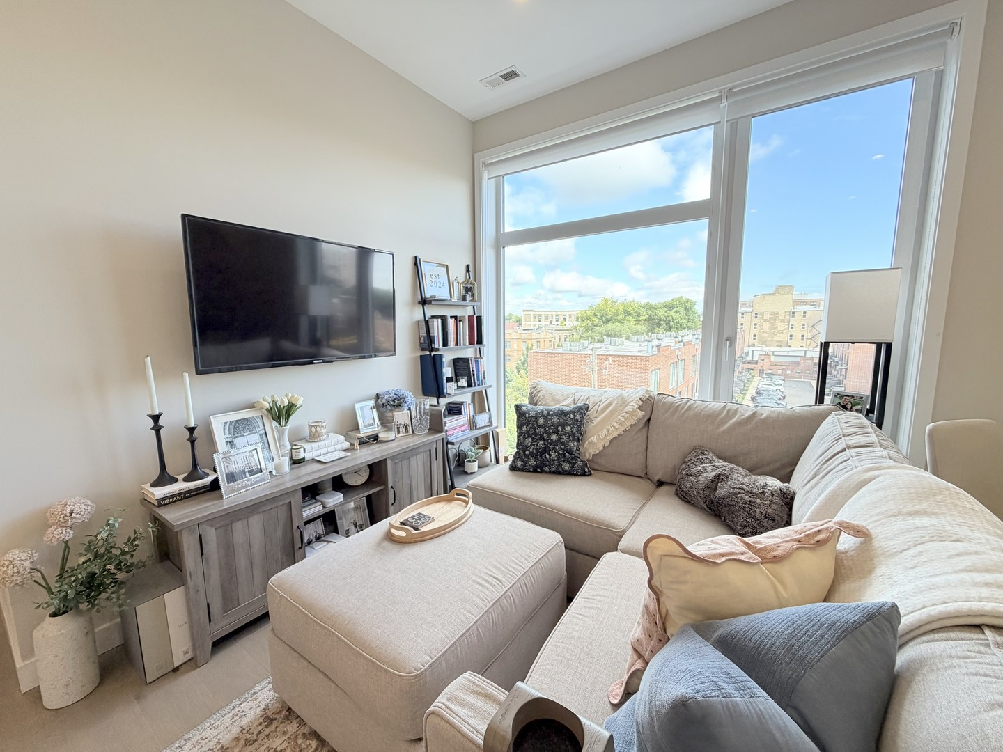 3757 N Sheffield Avenue Unit: 402