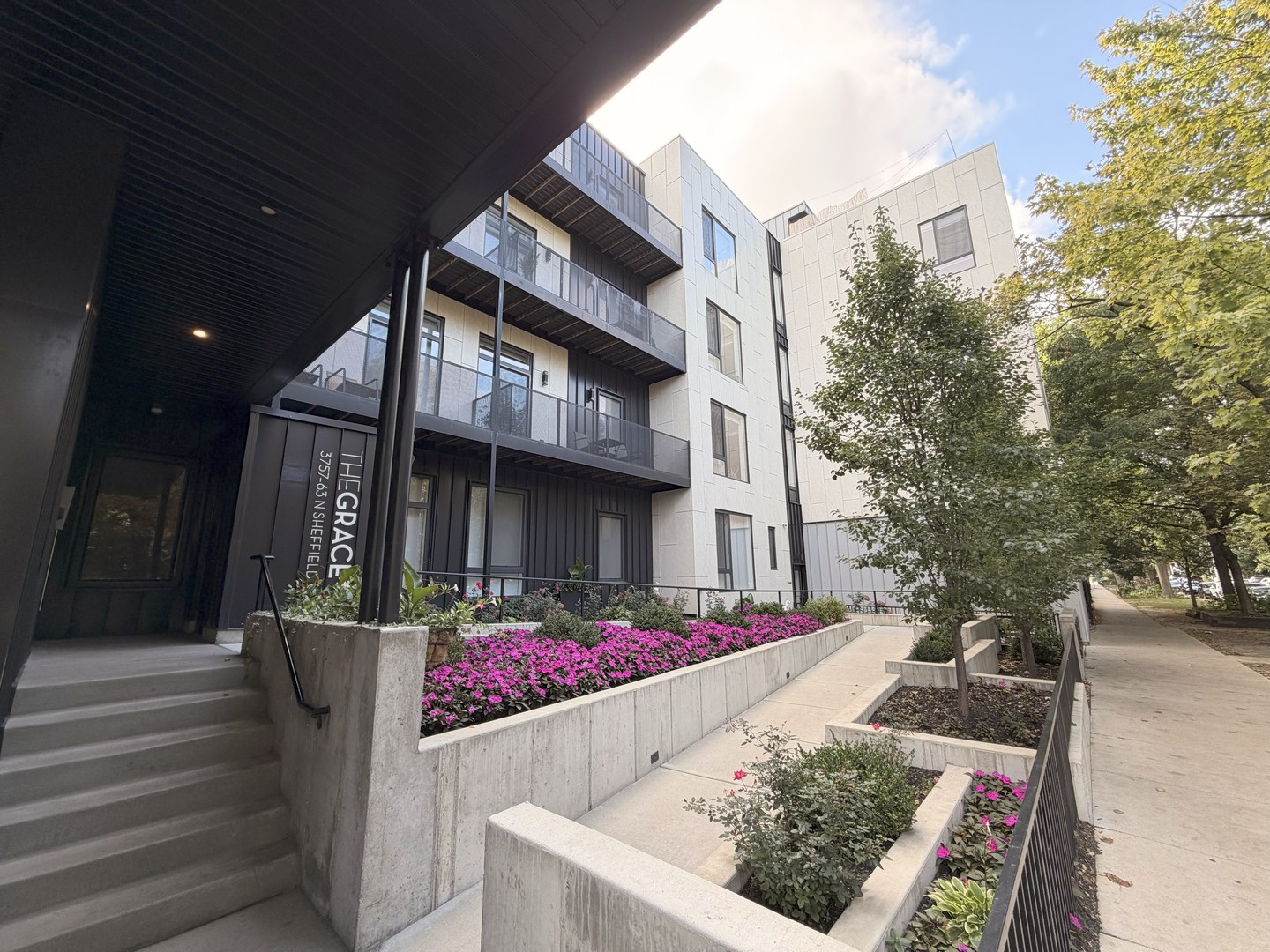 3757 N Sheffield Avenue Unit: 402