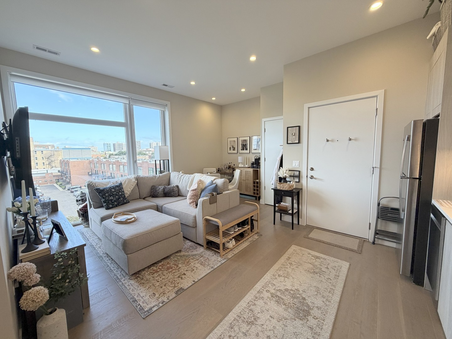 3757 N Sheffield Avenue Unit: 402
