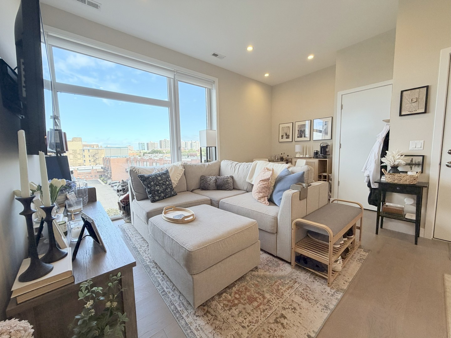 3757 N Sheffield Avenue Unit: 402