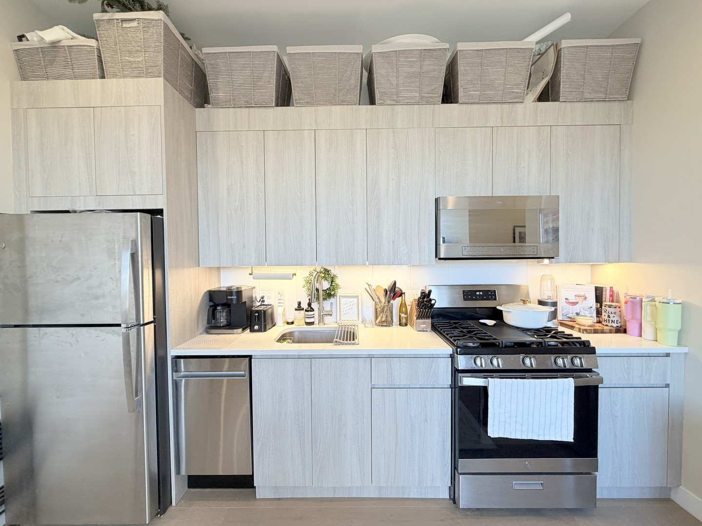 3757 N Sheffield Avenue Unit: 402
