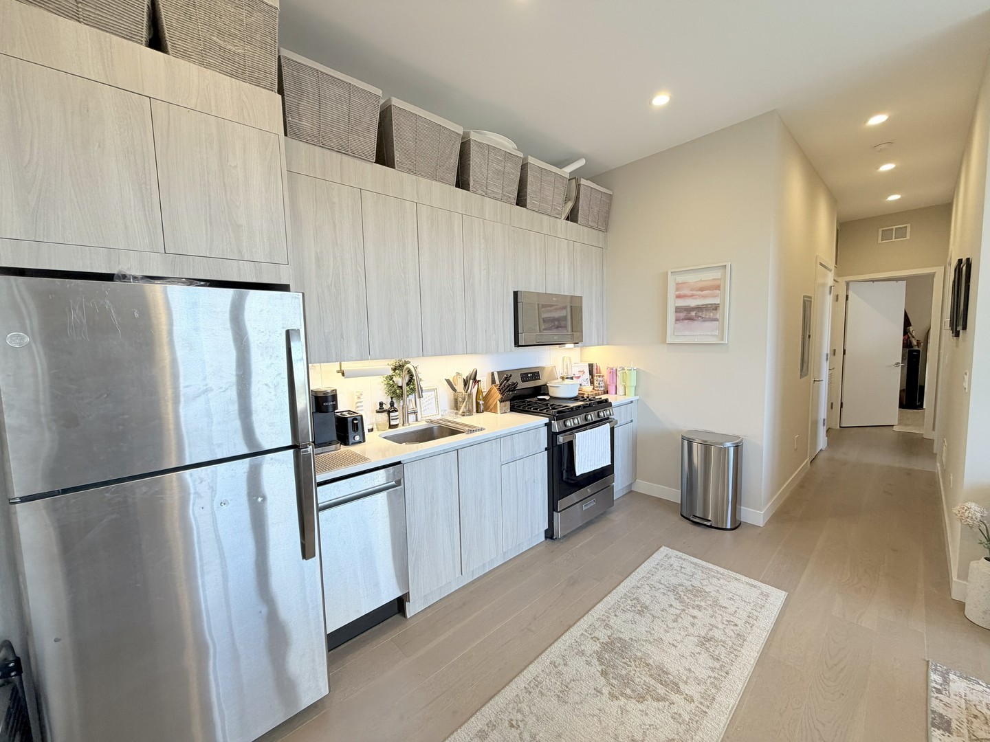3757 N Sheffield Avenue Unit: 402