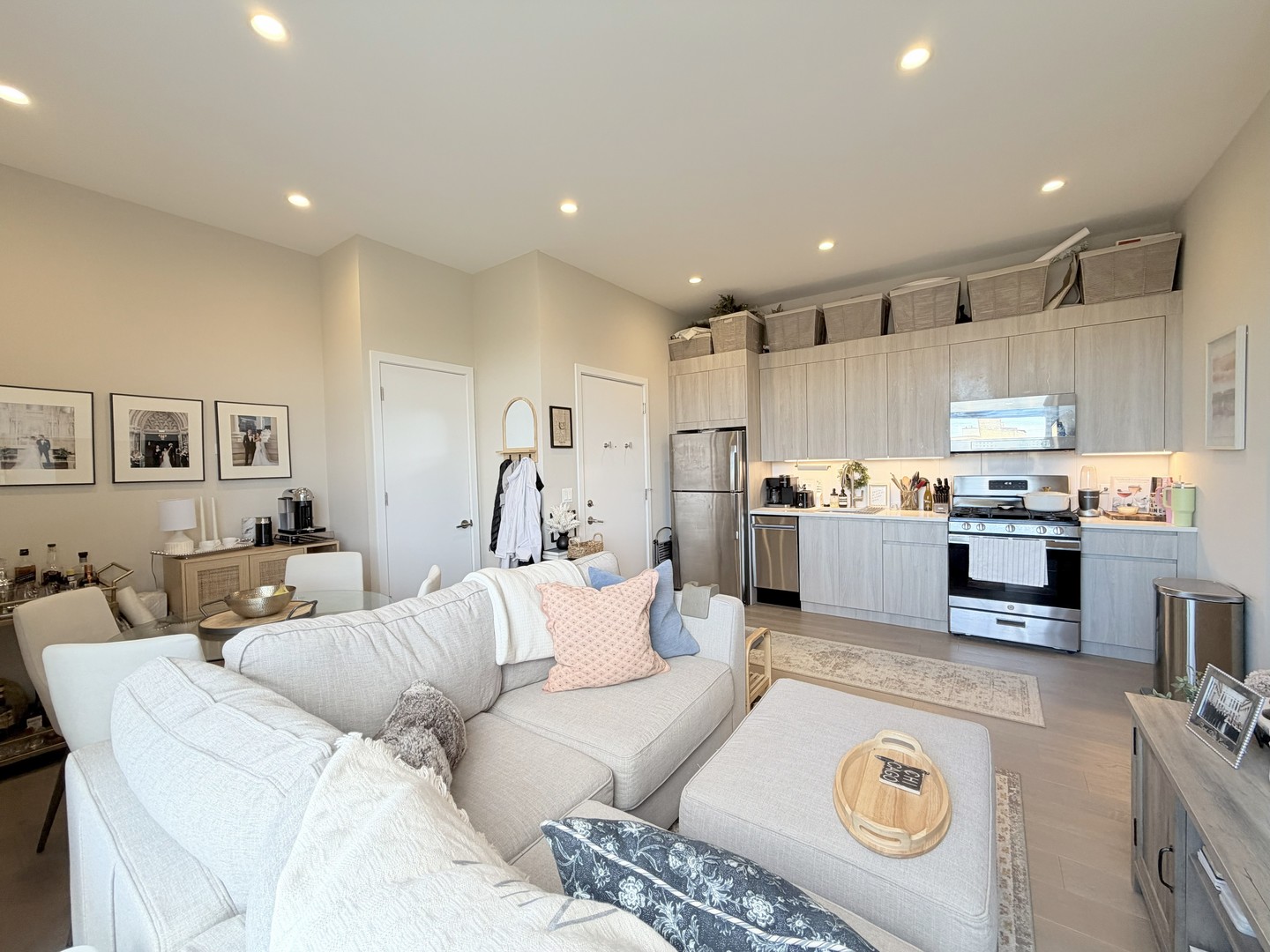 3757 N Sheffield Avenue Unit: 402