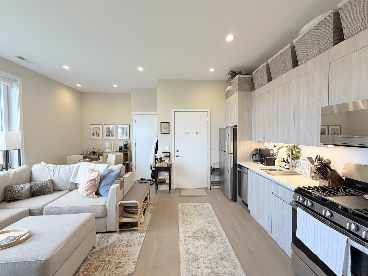 3757 N Sheffield Avenue Unit: 402