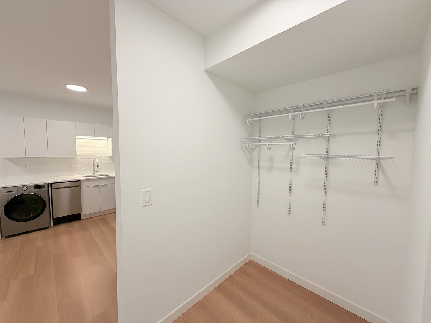1650 W Roscoe Street Unit: 204