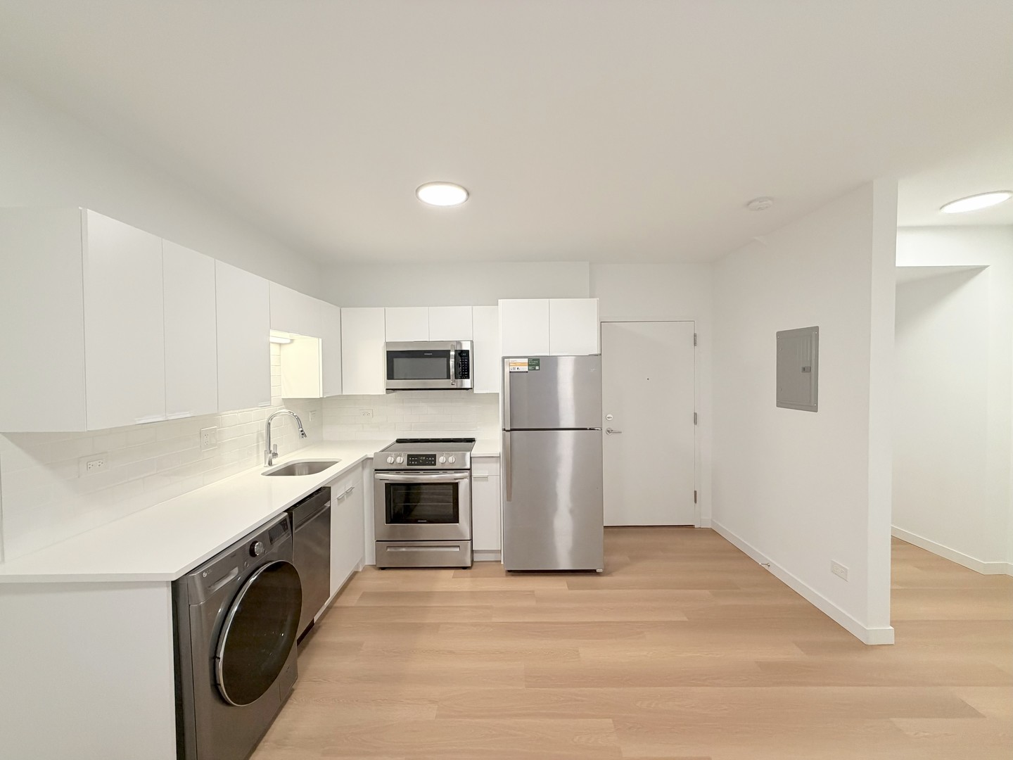 1650 W Roscoe Street Unit: 204