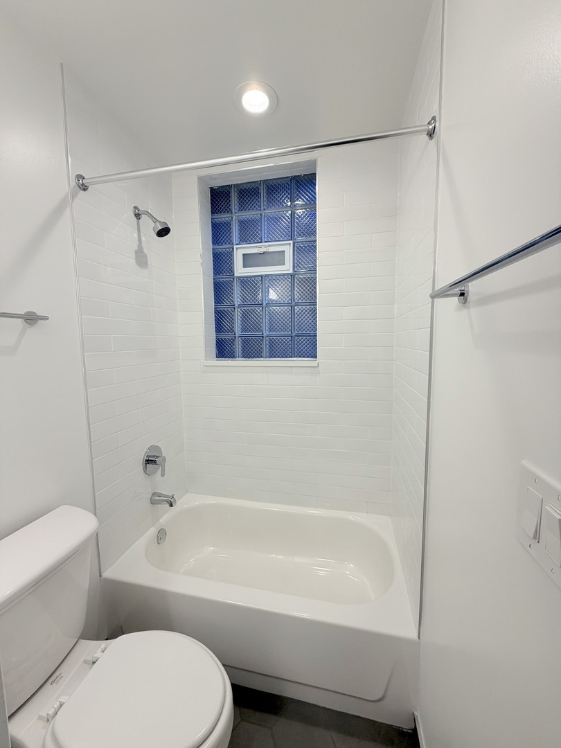 1650 W Roscoe Street Unit: 204