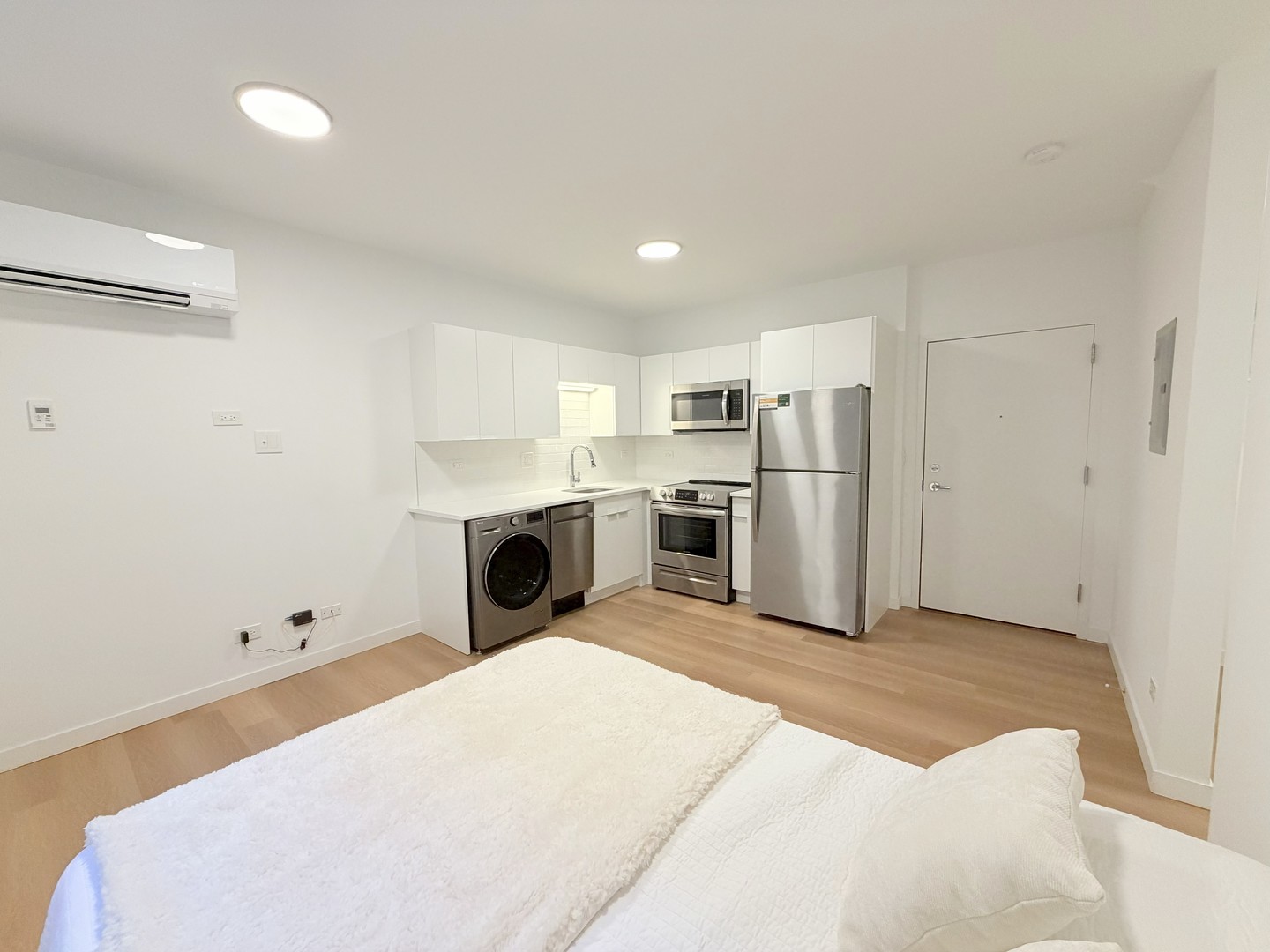 1650 W Roscoe Street Unit: 204
