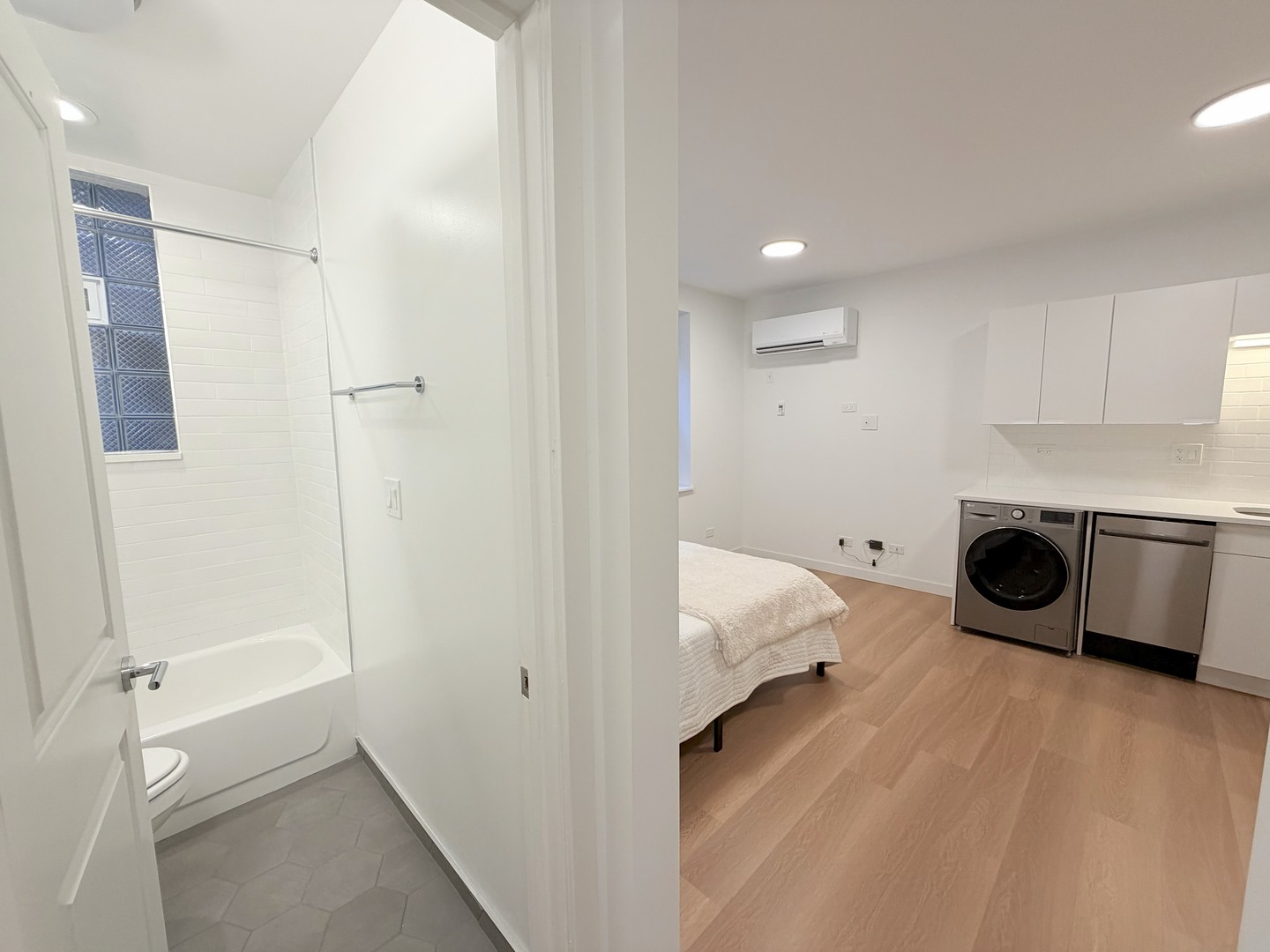 1650 W Roscoe Street Unit: 204