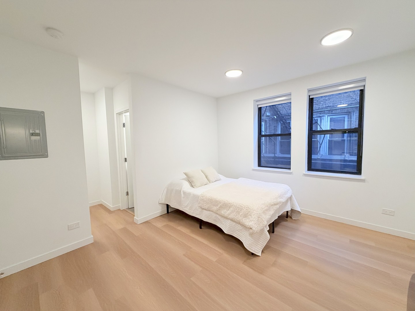1650 W Roscoe Street Unit: 204