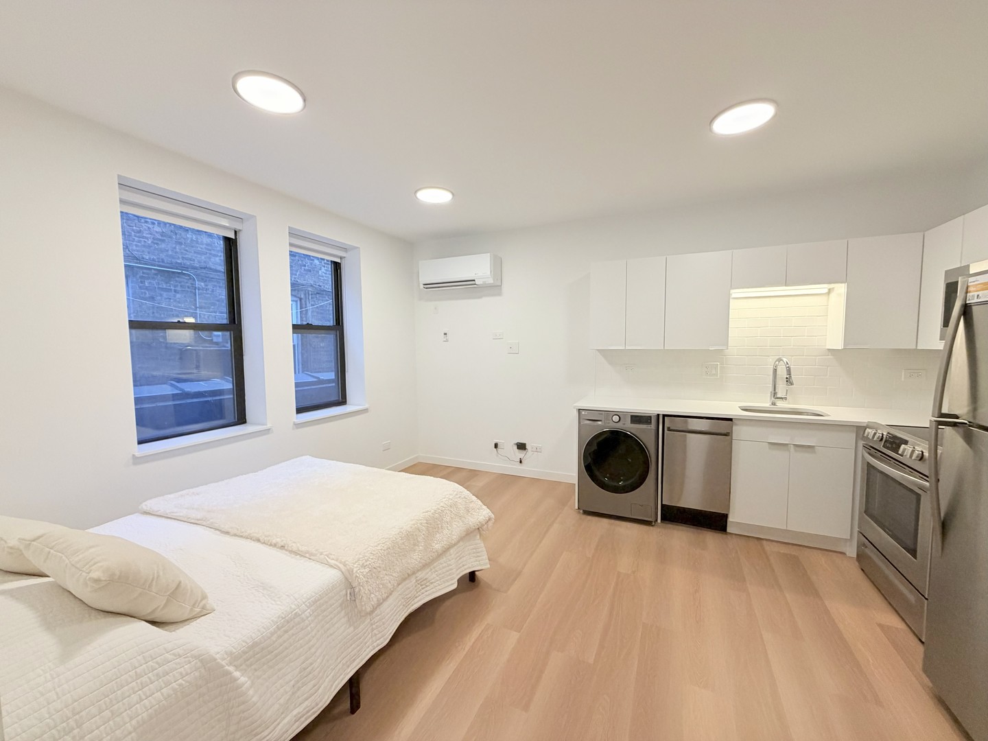 1650 W Roscoe Street Unit: 204
