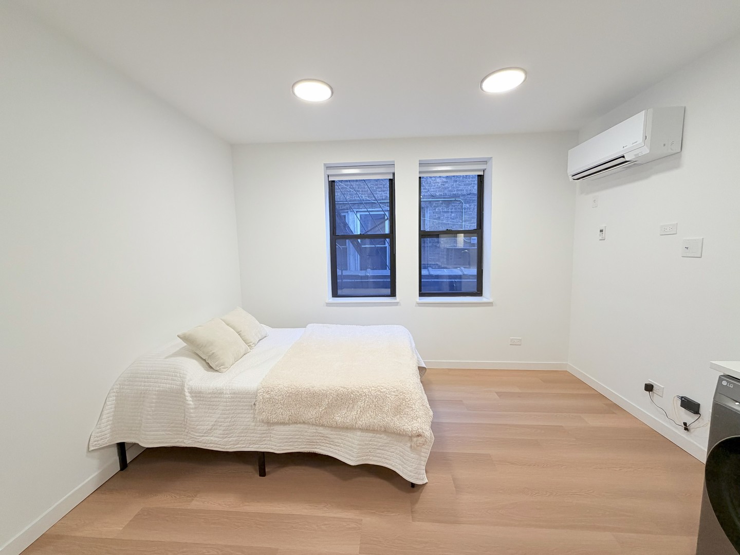 1650 W Roscoe Street Unit: 204