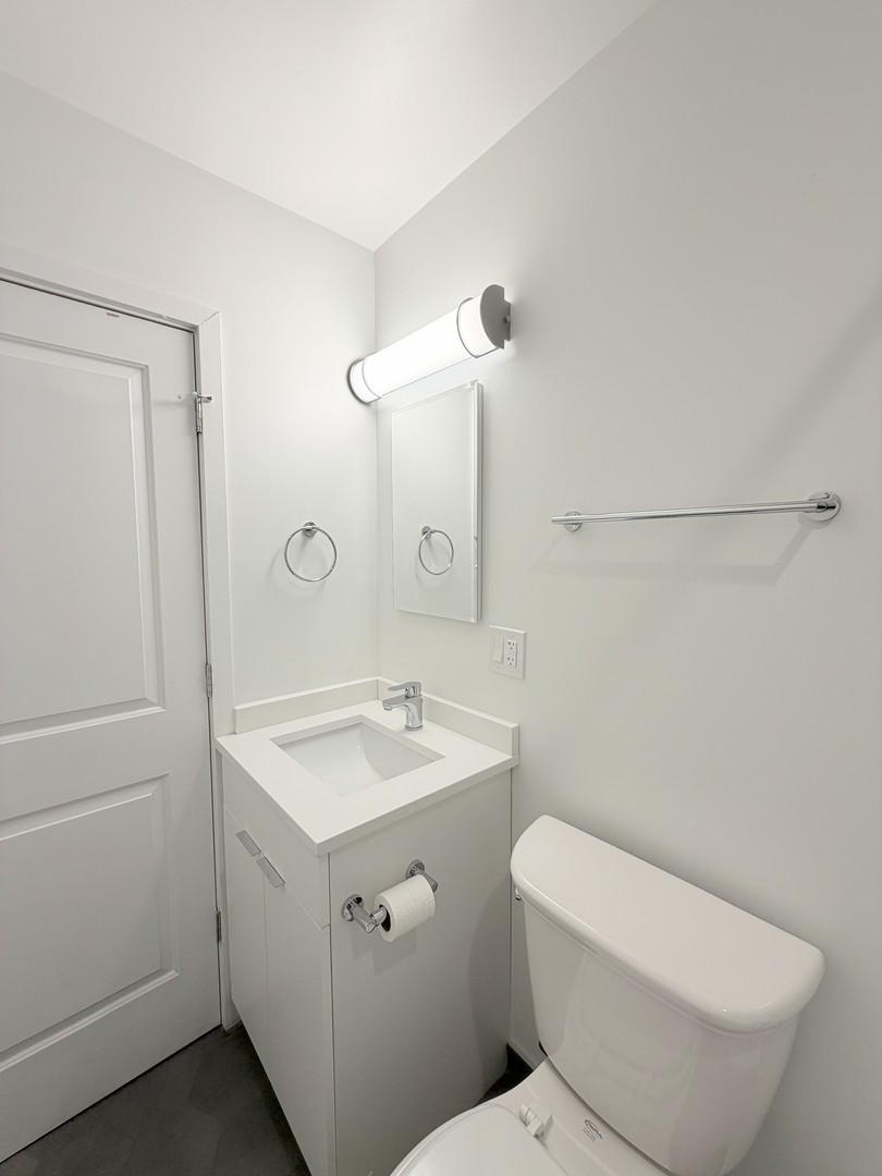 1650 W Roscoe Street Unit: 204