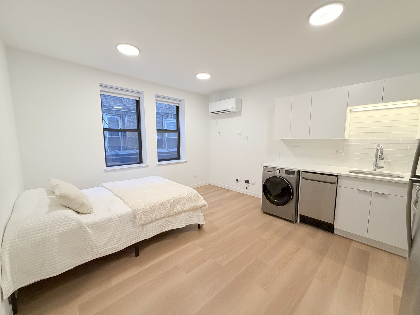 1650 W Roscoe Street Unit: 204