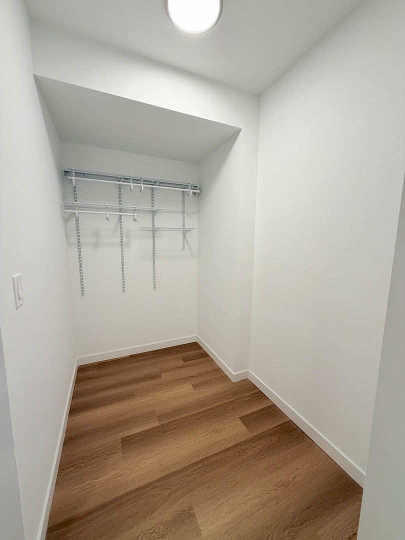 1650 W Roscoe Street Unit: 204