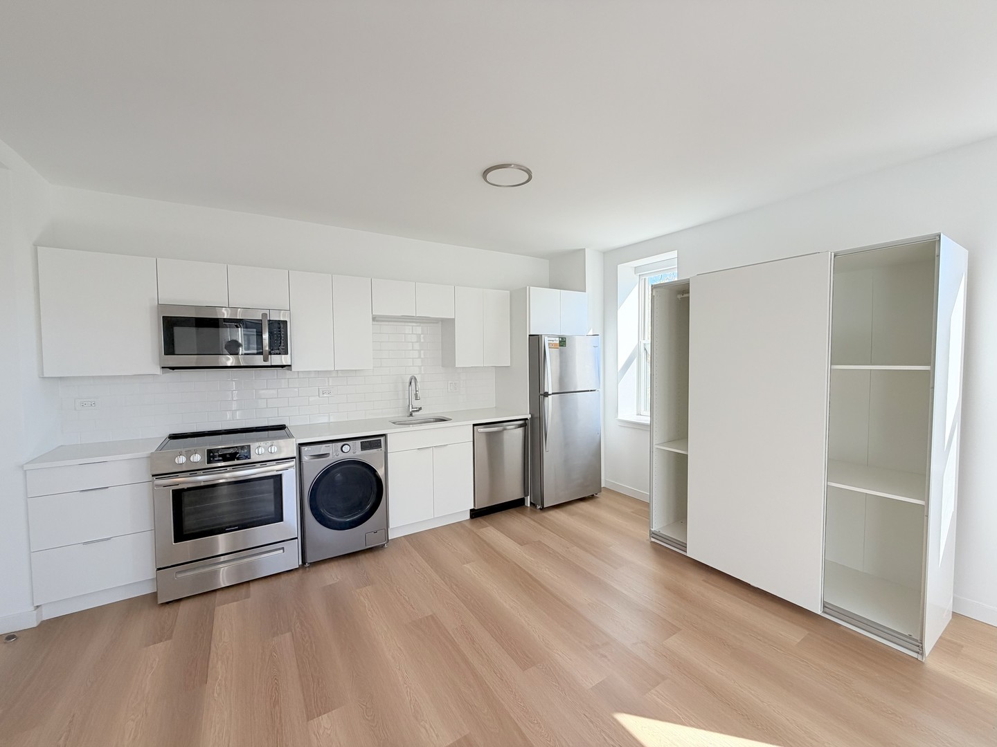 1650 W Roscoe Street Unit: 501