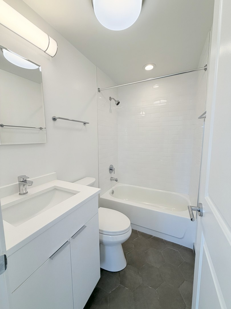 1650 W Roscoe Street Unit: 501