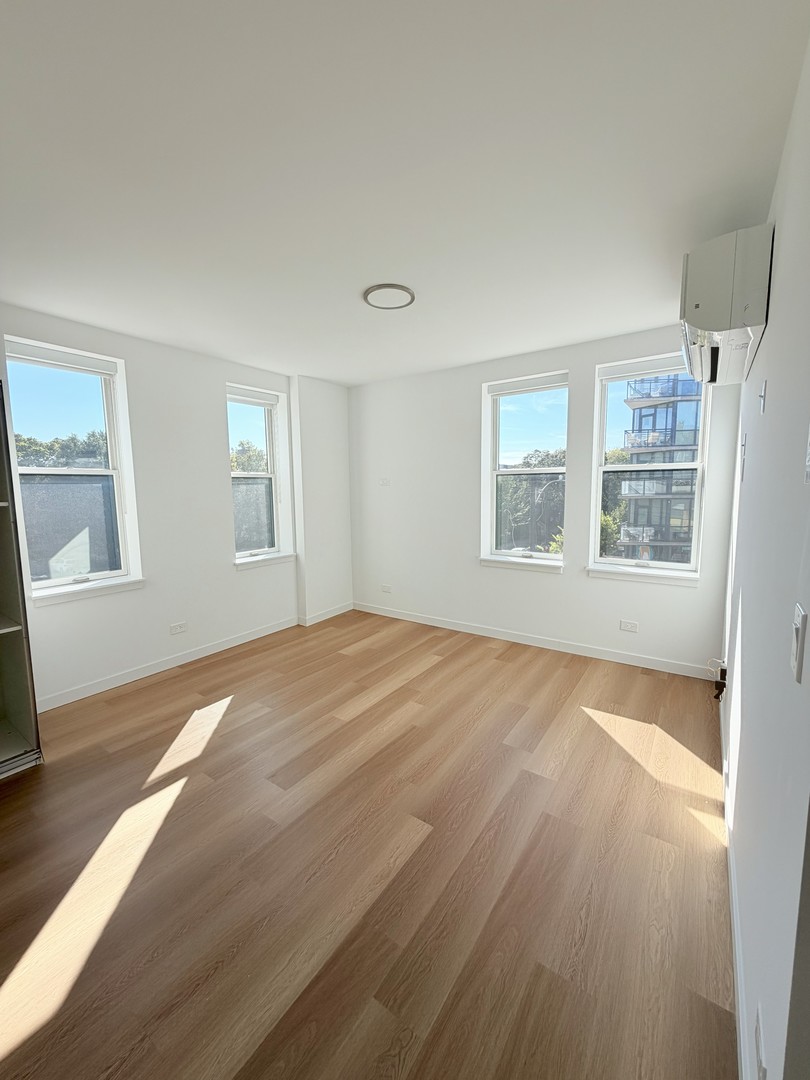 1650 W Roscoe Street Unit: 501