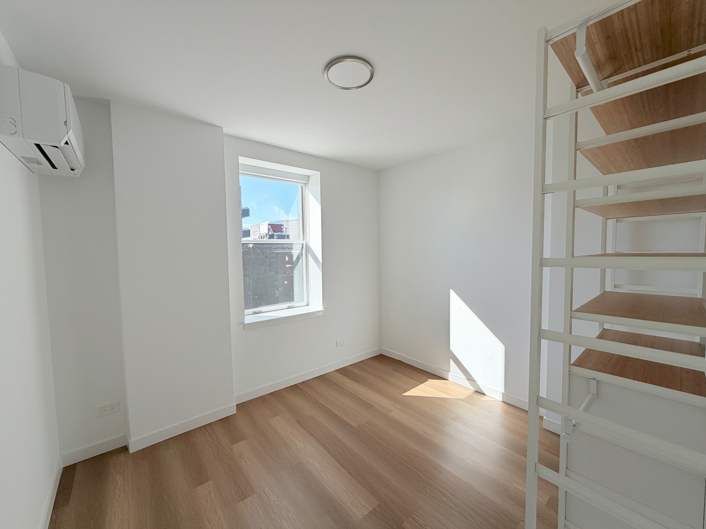 1650 W Roscoe Street Unit: 501