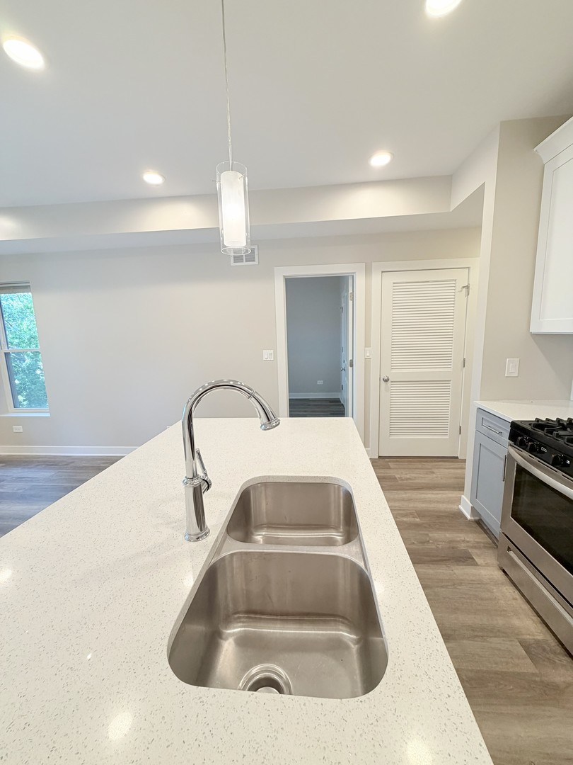 3607 W Ainslie Street Unit: 2