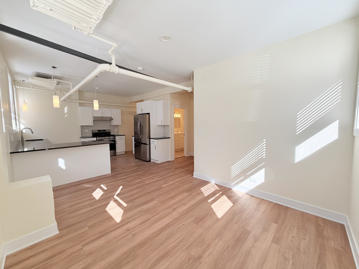 3927 N Pine Grove Avenue Unit: G