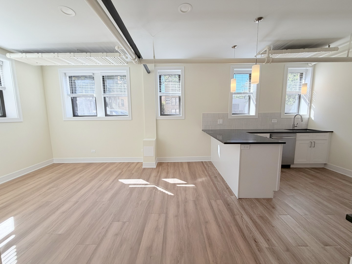 3927 N Pine Grove Avenue Unit: G