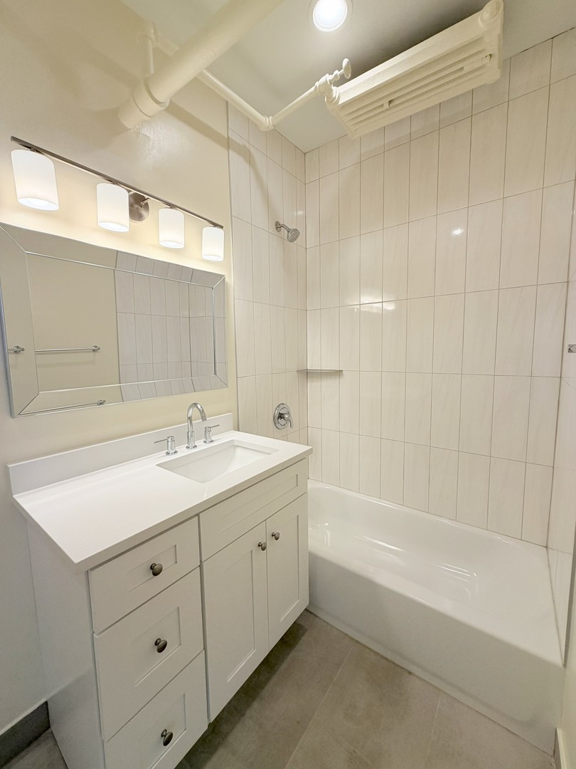 3927 N Pine Grove Avenue Unit: BW