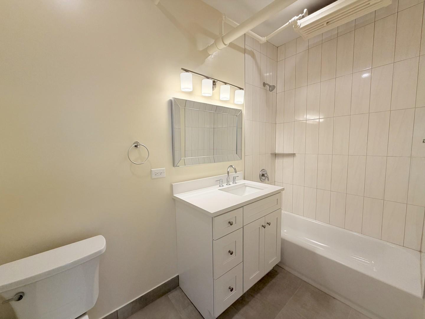 3927 N Pine Grove Avenue Unit: BW