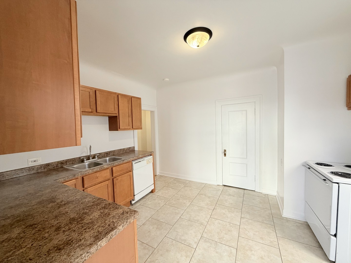 3939 N Pine Grove Avenue Unit: 2F