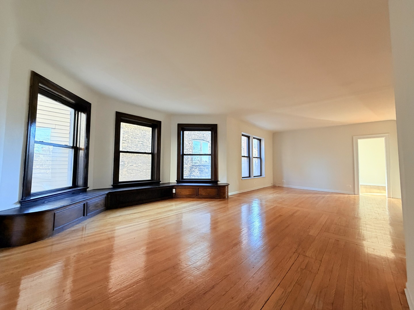 3939 N Pine Grove Avenue Unit: 2F