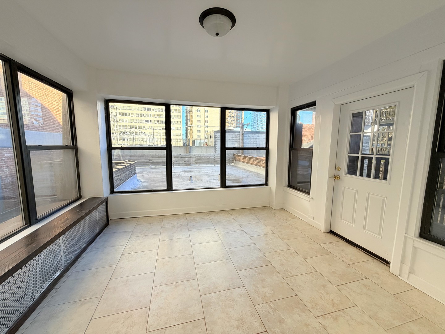 3939 N Pine Grove Avenue Unit: 2F